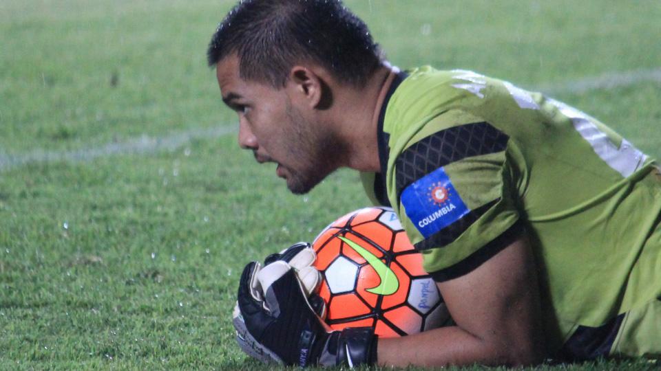 Kiper Persija Jakarta, Andritany Ardhiyasa saat sedang menangkap bola. Copyright: internet