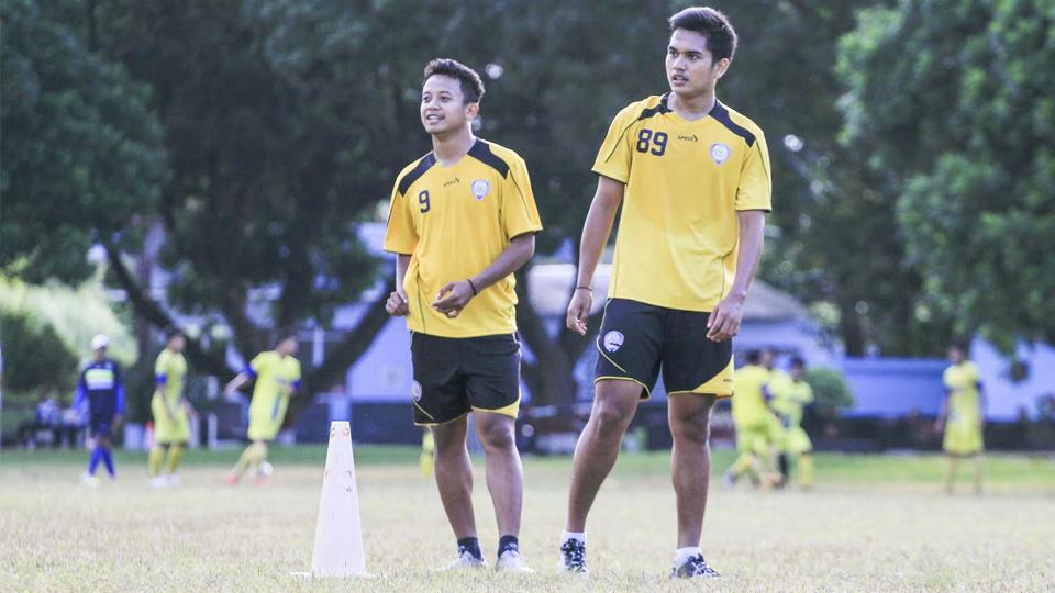 Dio Permana dan Oky Derry, gelandang muda yang seharusnya diberi menit bermain di Arema Cronus.