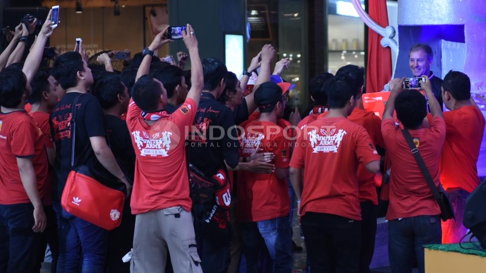 Legenda MU Bryan Robson (kanan atas) saat muncul dalam acara peluncuran produk kartu salah satu Bank Swasta Indonesia.