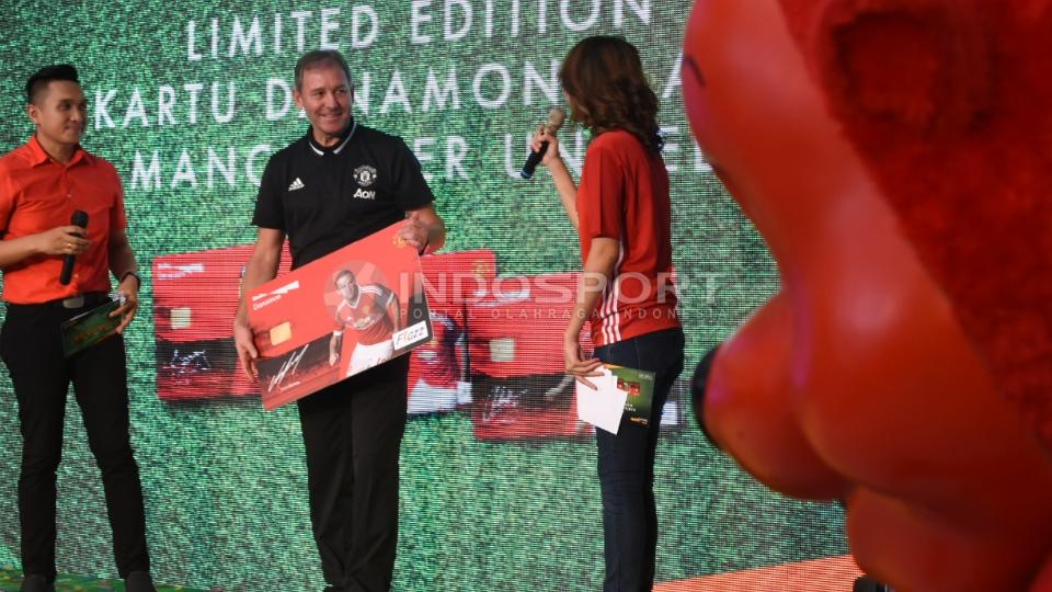 Legenda MU Bryan Robson (tengah) saat  hadir dalam acara peluncuran produk kartu salah satu Bank Swasta Indonesia.