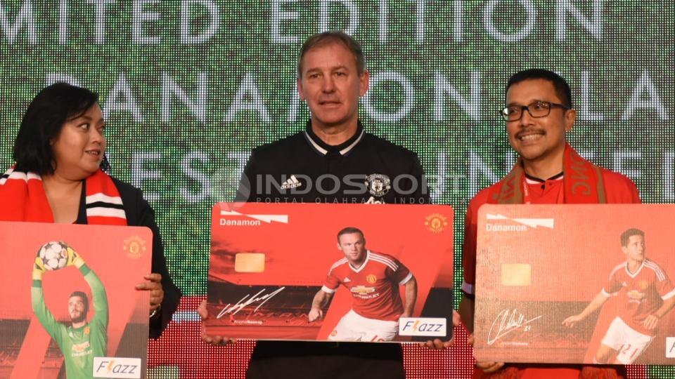 egenda MU Bryan Robson (tengah) saat  hadir dalam acara peluncuran produk kartu salah satu Bank Swasta Indonesia.