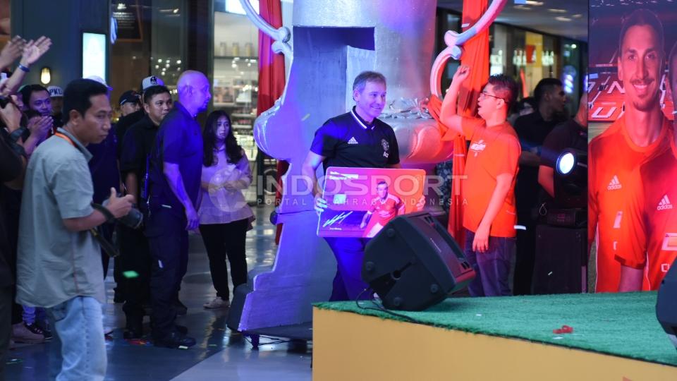 Legenda MU Bryan Robson (tengah) saat muncul dalam acara peluncuran produk kartu salah satu Bank Swasta Indonesia.