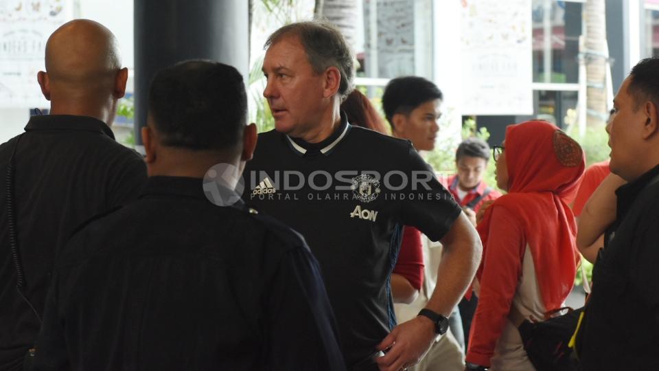 Legenda MU Bryan Robson saat  hadir dalam acara peluncuran produk kartu salah satu Bank Swasta Indonesia.