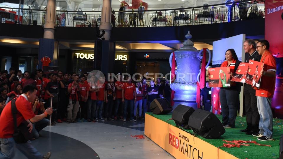 Legenda MU Bryan Robson (kanan atas) saat muncul dalam acara peluncuran produk kartu salah satu Bank Swasta Indonesia.