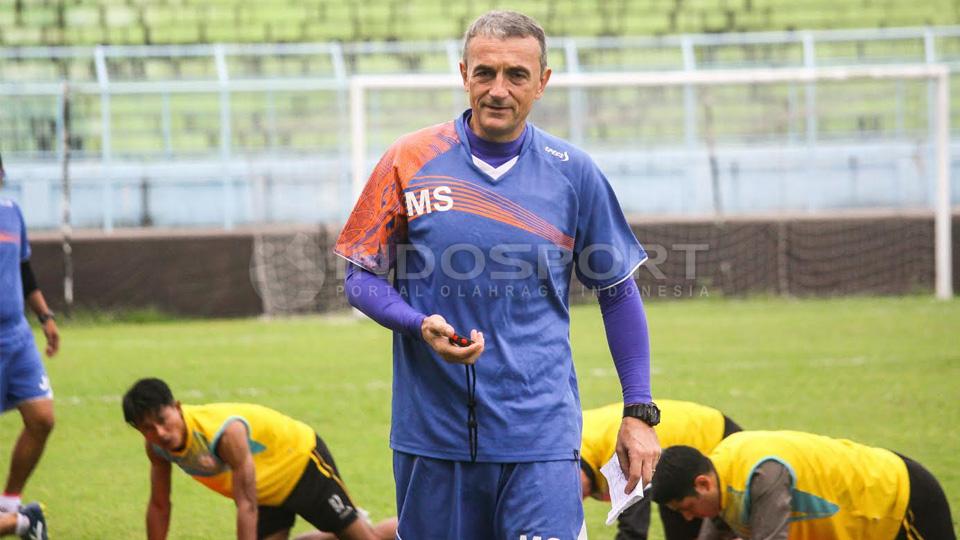 Milomir Seslija saat mengarahkan pemain di latihan tim. Copyright: Ian Setiawan/Indosport