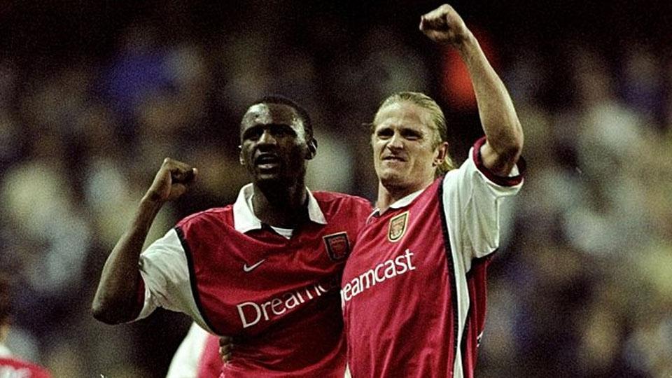 Patrick Vieira (kiri) dan Emmanuel Petit saat melakukan selebrasi usai taklukkan Tottenham Hotspur pada tahun 1999. Copyright: INTERNET