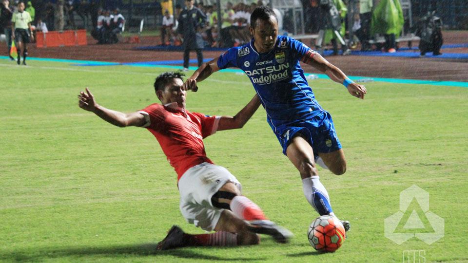 Atep berusaha melewati pemain Persija Jakarta. Copyright: indonesiansc