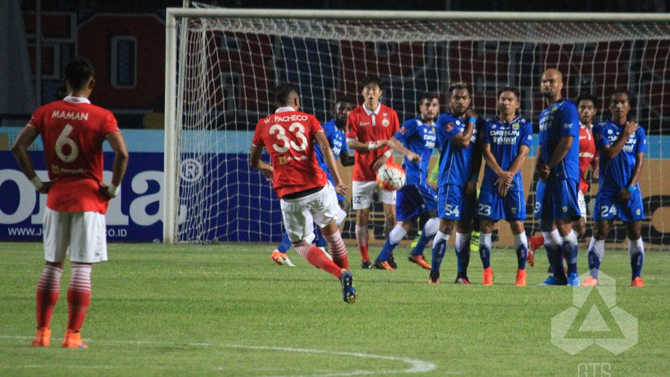 Tendangan bebas Persija Jakarta oleh Willian Pacheco ke gawang Persib Bandung. Copyright: indonesiansc