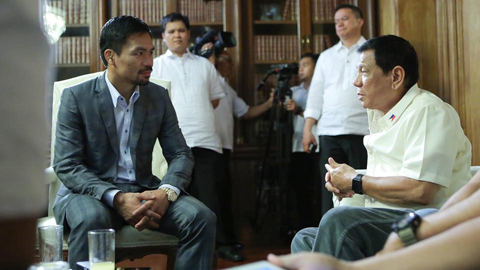 Manny Pacquiao (kiri) saat bertemu Presiden Filipina, Rodrigo Duterte. Copyright: INTERNET