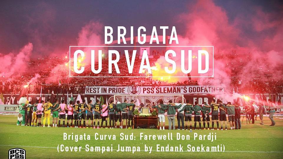 Aksi Brigata Curva Sud (BCS) saat menyanyikan lagu Sampai Jumpa yang dipopulerkan Endank Soekamti. Copyright: INTERNET