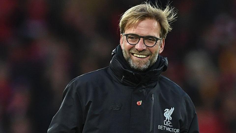 Pelatih Jurgen Klopp tersenyum setelah Liverpool membantai Watford. Copyright: internet