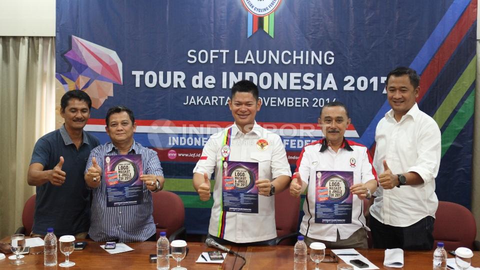 Ketum PB ISSI Raja Sapta Oktohari (tengah) foto bersama dengan para pengurus pada acara Soft Launching Tour de Indonesia 2017. - INDOSPORT