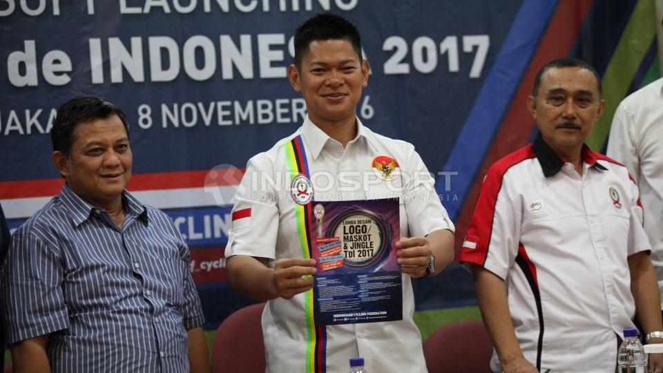 Ketum PB ISSI Raja Sapta Oktohari (tengah) menunjukan logo Tour de Indonesia 2017. Copyright: Herry Ibrahim/INDOSPORT