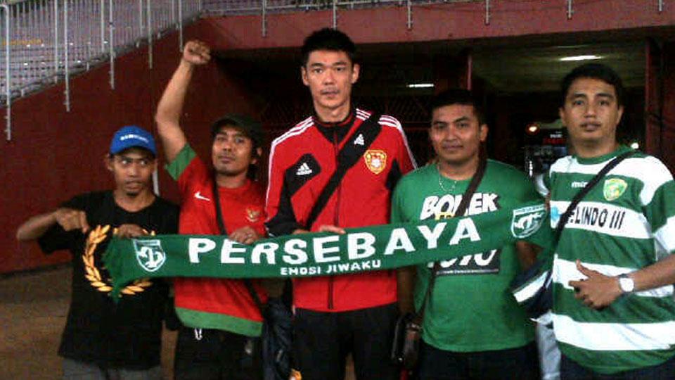 Zeng Cheng (paling tengah) foto bersama Bonek. Copyright: INTERNET