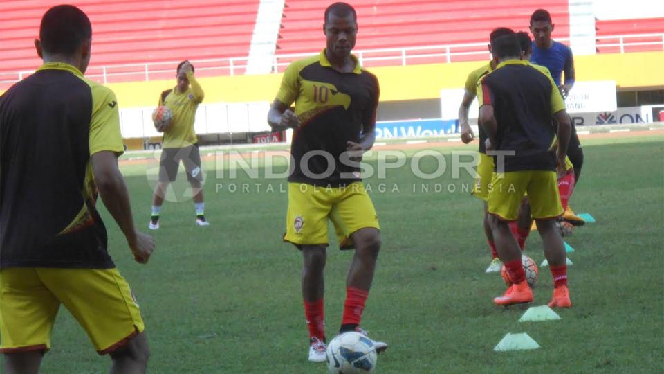 Hilton%20Moreira%20optimis%20mencetak%20gol%20saat%20membela%20Sriwijaya%20FC%20melawan%20Persela%20Lamongan.