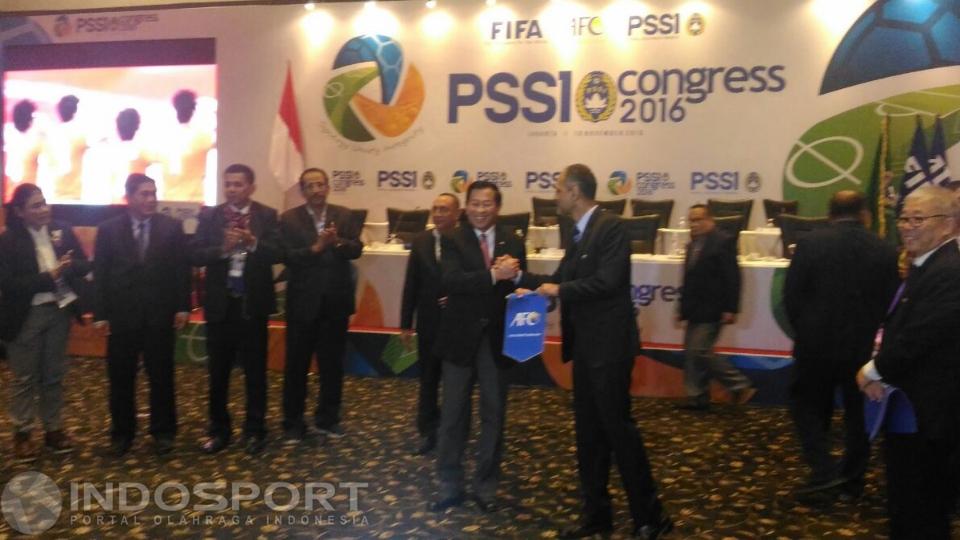 Ketua komite pemilihan, Agum Gumelar (kiri)  berjabat tangan dengan perwakilan AFC (kanan).