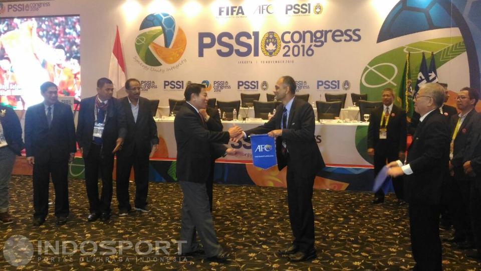 Ketua komite pemilihan, Agum Gumelar (kiri)  berjabat tangan dengan perwakilan AFC (kanan).