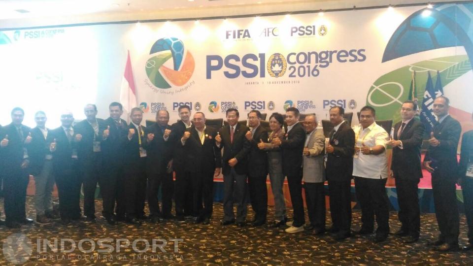 Seluruh anggota kongres berpose bersama usai Kongres PSSI 2016 rampung digelar.