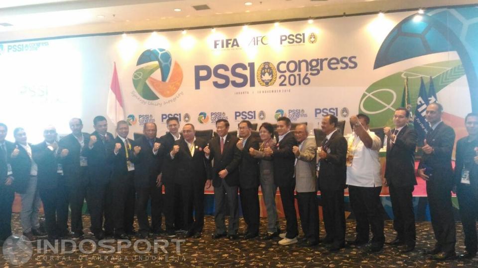 Seluruh anggota kongres berpose bersama usai Kongres PSSI 2016 rampung digelar.