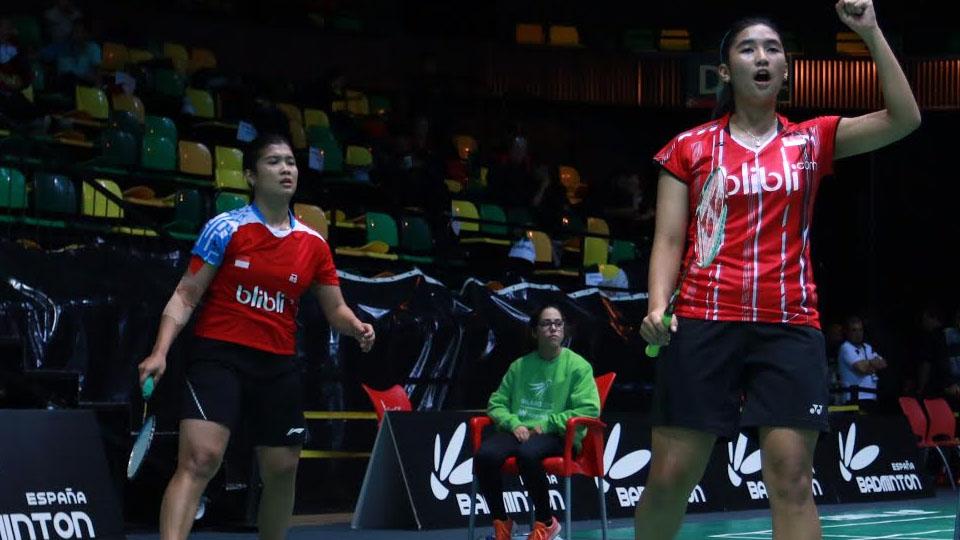 Jauza Fadhila Sugiarto/Yulfira Barkah merayakan kemenangan atas lawanya. - INDOSPORT