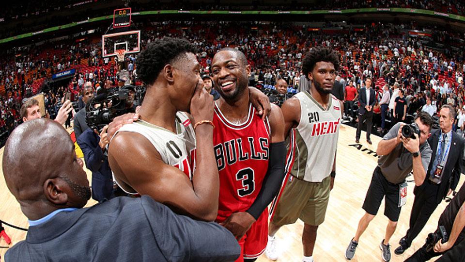 Dwyane Wade (tengah) bersama Josh Richardson. Copyright: INTERNET