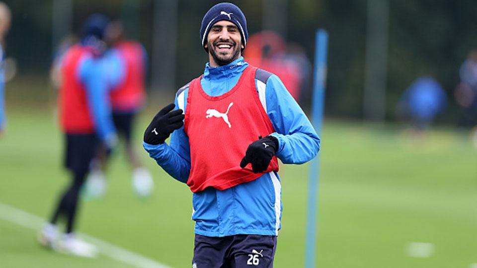 Riyad Mahrez dalam sesi latihan Leicester City (27/10/16). Copyright: INTERNET