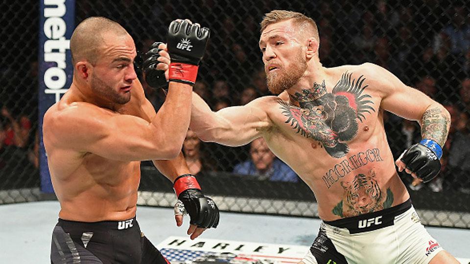 Momen Conor McGregor memukul lawan, Eddie Alvarez. Copyright: INTERNET