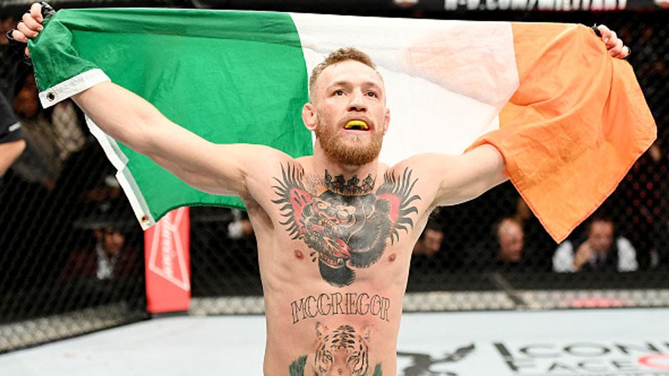 Conor McGregor selebrasi usai taklukan Eddie Alvarez. Copyright: INTERNET