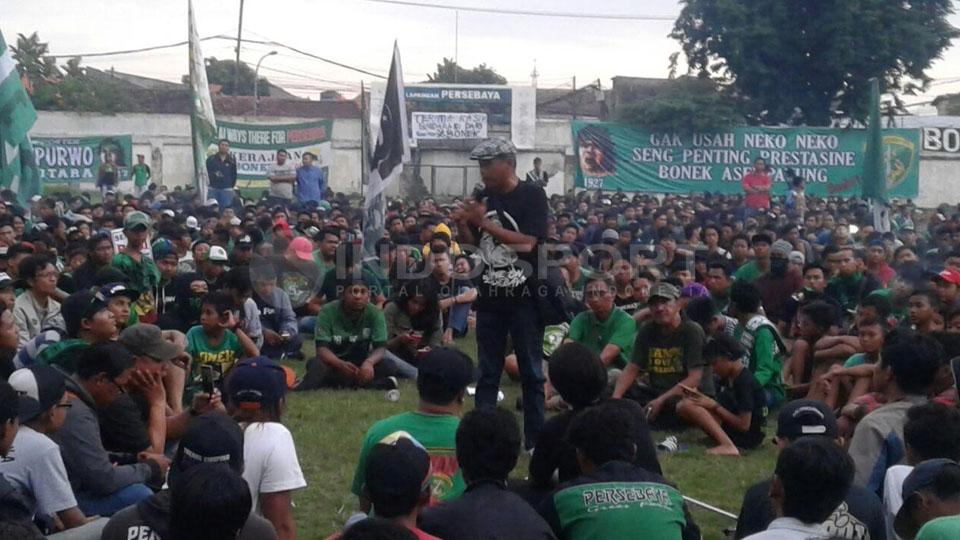 Koordinator Arek Bonek 1927 Andie Peci berorasi ditengah-tengah ribuan suporter menjelaskan upaya lanjutan perjuangan demi Persebaya Surabaya. Copyright: Fajar Kristanto/Indosport