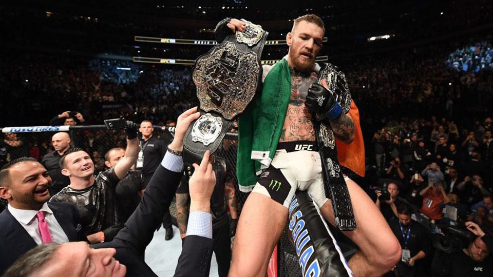 Conor McGregor selebrasi setelah taklukan Eddie Alvarez. Copyright: INTERNET