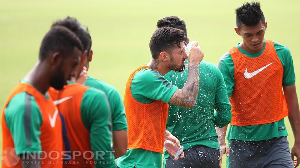 Stefano%20Lilipaly%20membandingkan%20kultur%20sepakbola%20Indonesia%2C%20Jepanda%2C%20dan%20Belanda.