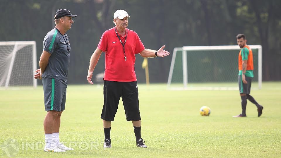 Pelatih Timnas Senior Indonesia, Alfred Riedl, (tengah) serius mengamati latihan para pemainya. Copyright: Herry Ibrahim/INDOSPORT