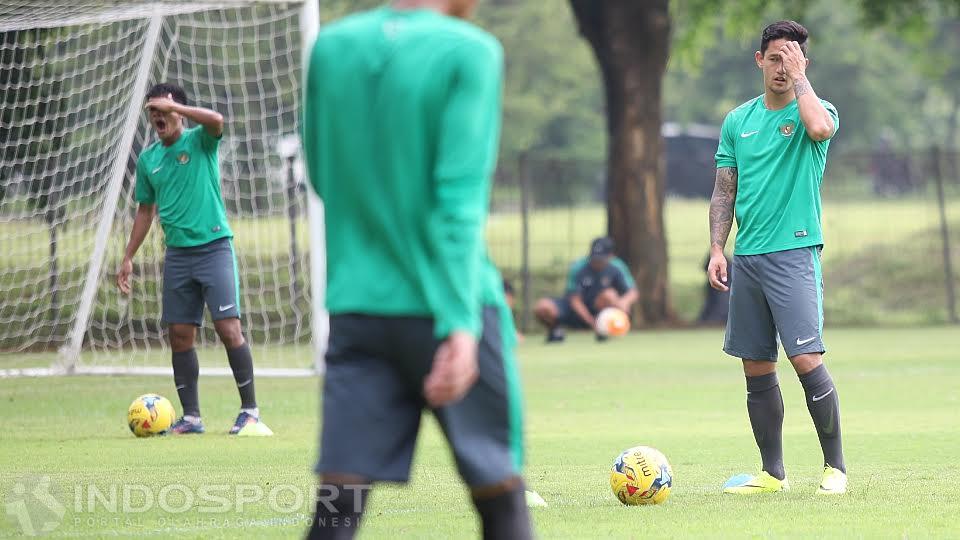 Irfan%20Bachdim%20menjalani%20cek%20medis%20melihat%20perkembangan%20cederanya.