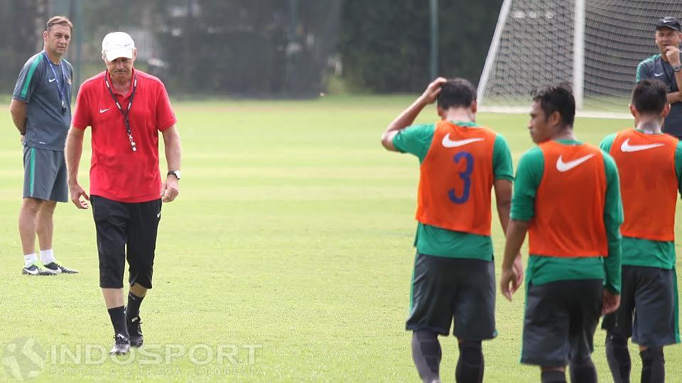 Pelatih Alfred Riedl siapkan strategi permainan Timnas Indonesia tanpa Irfan Bachdim. - INDOSPORT