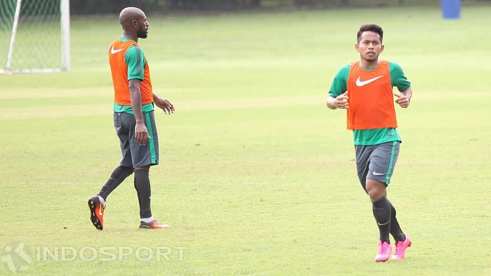 Gelandang Timnas senior Indonesia, Andik Vermansah, (kanan) menjalani latihan di Lapangan Sekolah Pelita Harapan Karawaci Tanggerang. Copyright: Herry Ibrahim/INDOSPORT