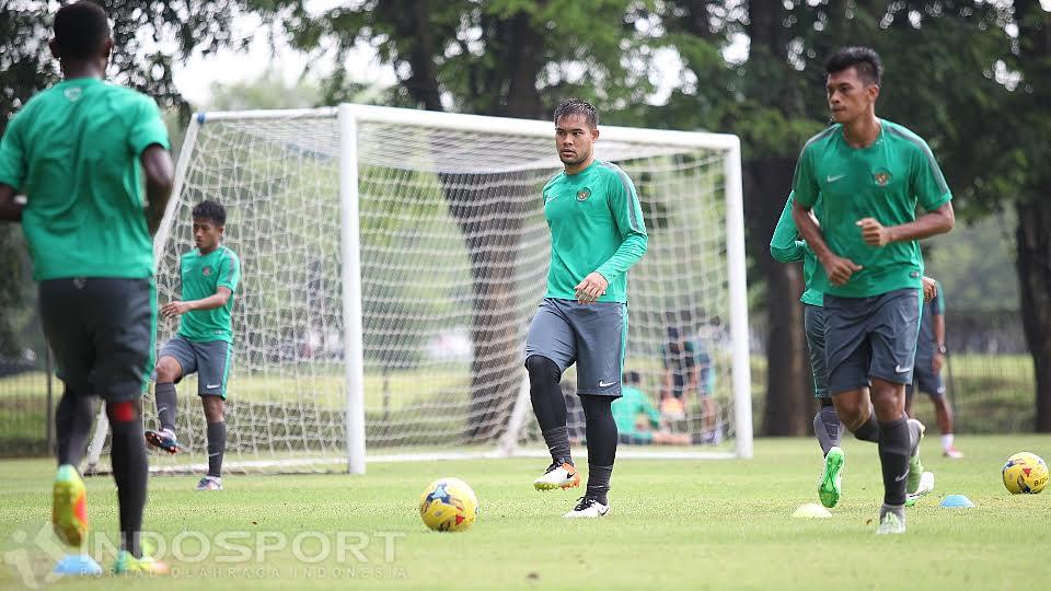 Kiper Timnas Senior Indonesia, Andritany, (tengah) mengikuti latihan passing bola. Copyright: Herry Ibrahim/INDOSPORT