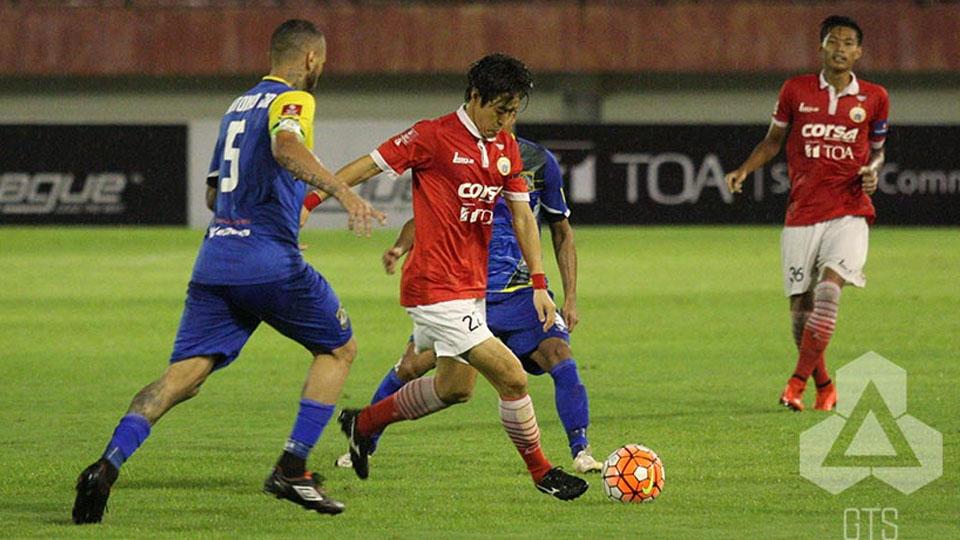 Gelandang%20Persija%20Jakarta%2C%20Hong%20Soon-hak%20pada%20pertandingan%20TSC%202016.