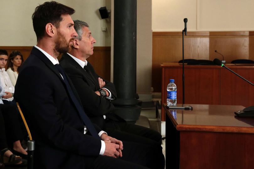 Lionel Messi dan Ayahnya, Jorge Messi saat sedang dalam sidang karena kasus pajak di Spanyol. Copyright: Internet