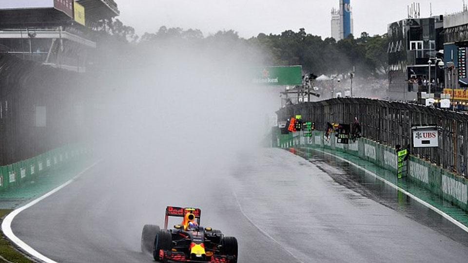 Guyuran hujan lebat Max Verstappen tetap melasat cepat dengan jet daratnya Copyright: Internet