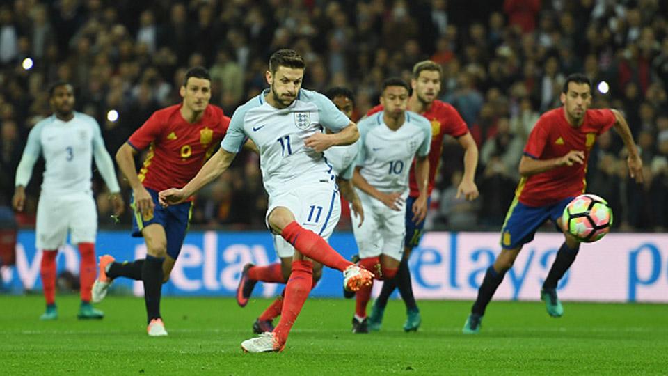 Penalti Adam Lallana menangkan Timnas Inggris atas Timnas Spanyol di babak pertama Copyright: INTERNET