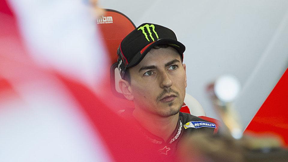 Pembalap Ducati, Jorge Lorenzo saat sedang duduk di pit box. - INDOSPORT