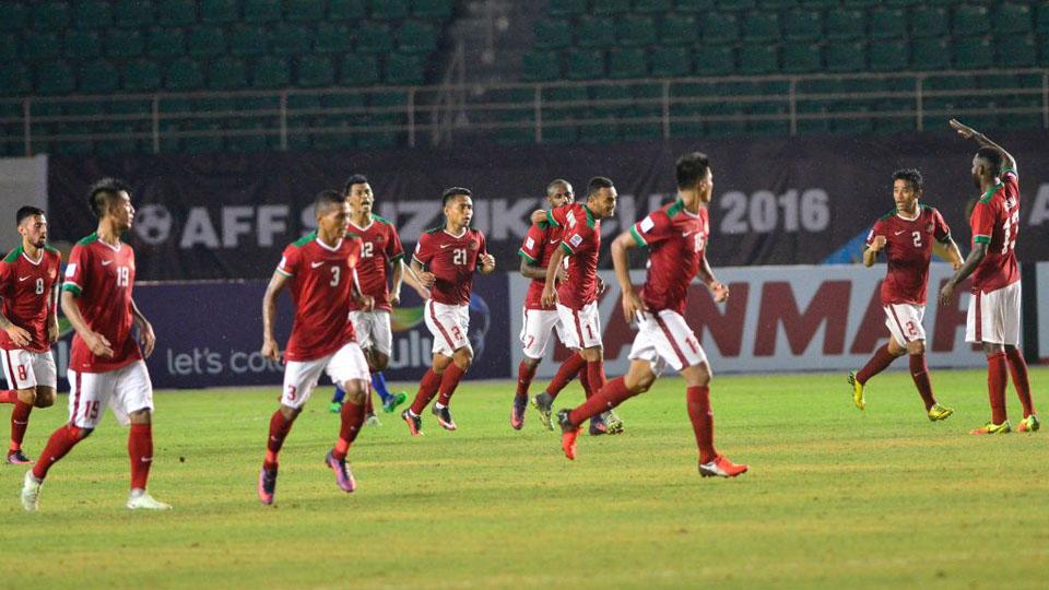 Timnas Indonesia melakukan selebrasi setelah penyerang mereka, Boaz Solossa, cetak gol pada menit ke-53. Copyright: INTERNET