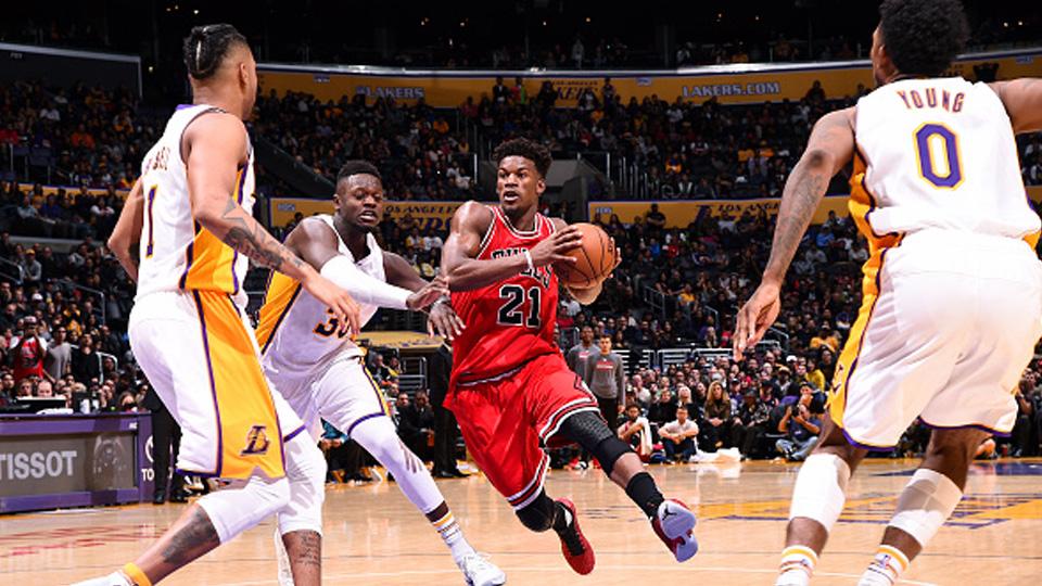 Jimmy Butler #21 sedang membawa bola Copyright: Internet