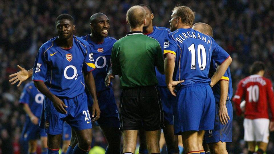 Skuat Arsenal musim 2004/05 saat memprotes keputusan wasit memberi hadiah penalti ke Man United. Copyright: INTERNET