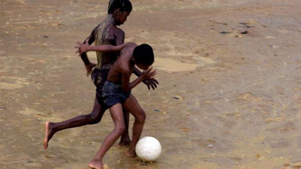 Dua orang anak etnis Rohingya tengah bermain sepakbola di tempat pengusian. Copyright: INTERNET