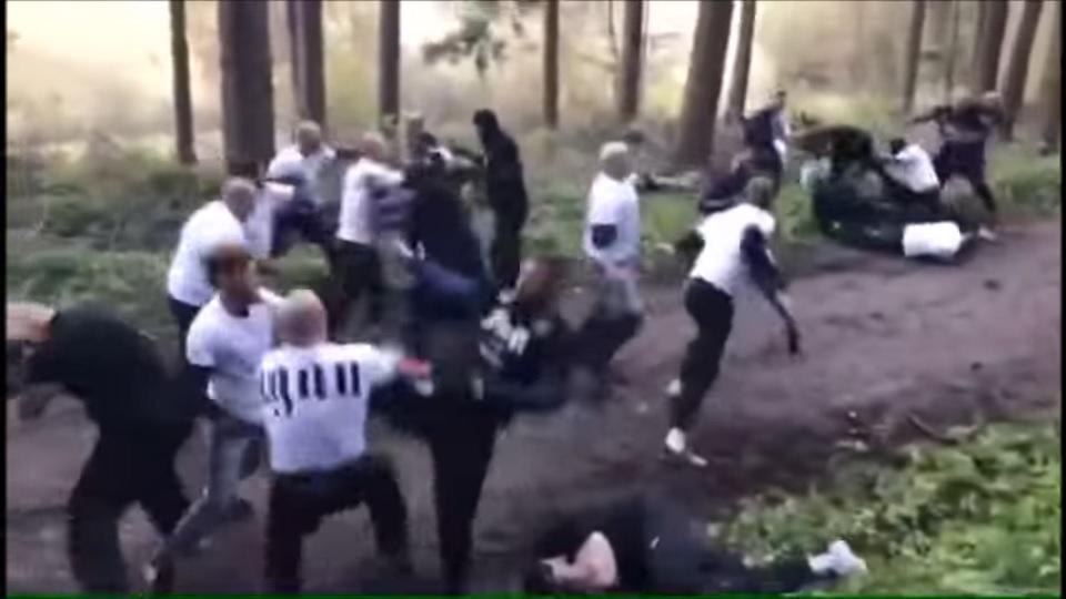 Perkelahian antara hooligan Feyenoord (kaus hitam) melawan hooligan Nancy dan Strasbourg di sebuah hutan di Rotterdam (12/11/16). Copyright: INTERNET