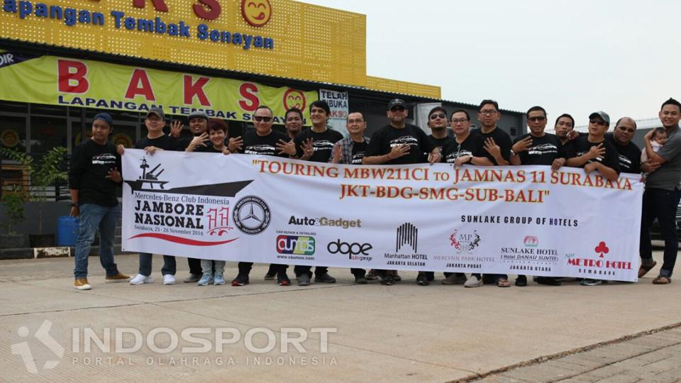 Foto bersama Komunitas W211 di rest area saat melaksanakan touring ke Surabaya, Kamis (24/11/16). - INDOSPORT