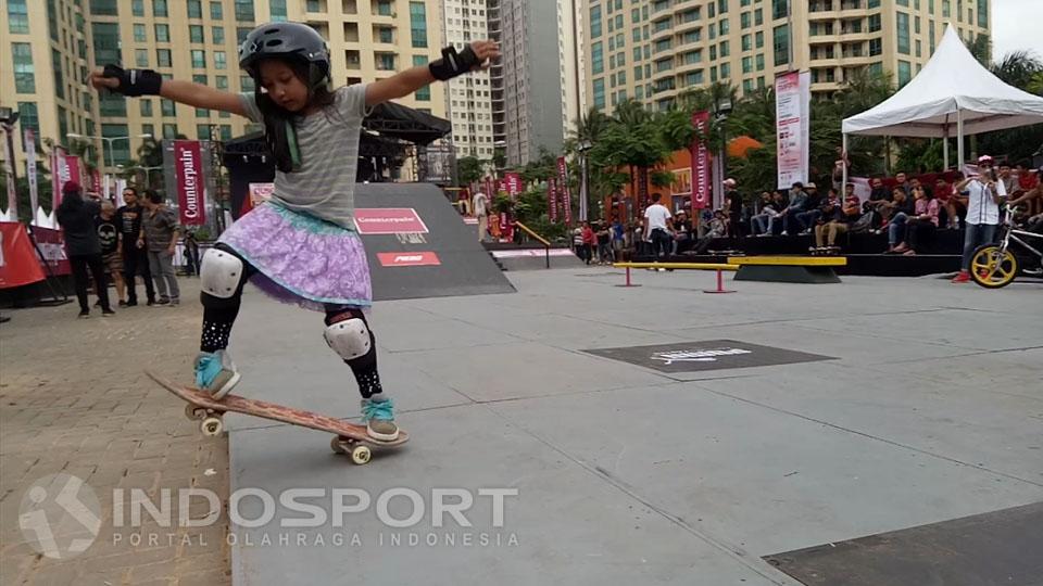 Aliqqa Kayyisa, salah satu peserta skater (pemain skate) cilik Indonesia International Urban Sports Festival (IIUSF).