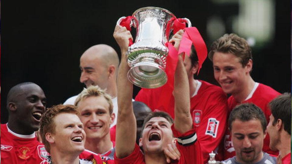 Steven Gerrard ketika mengangkat trofi Piala FA 2006. Copyright: 