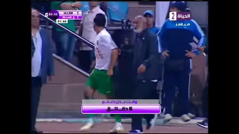 Pelatih Al Ittihad Alexandria menyiapkan pemain pengganti usai Youssef Ibrahim Obama tak kunjung kembali ke lapangan usai gagal mengeksekusi penalti. - INDOSPORT